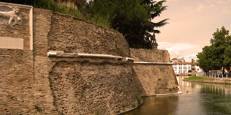 Le mura di Fra Giocondo con i Placidi Ippocastani